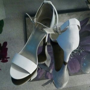 Jazzy White heel sandal
